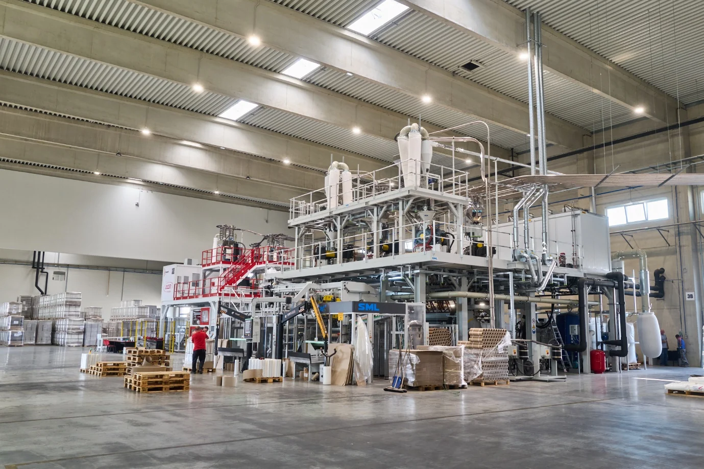 Clean Bomark manufacturing hall with an automated SML stretch-film production line